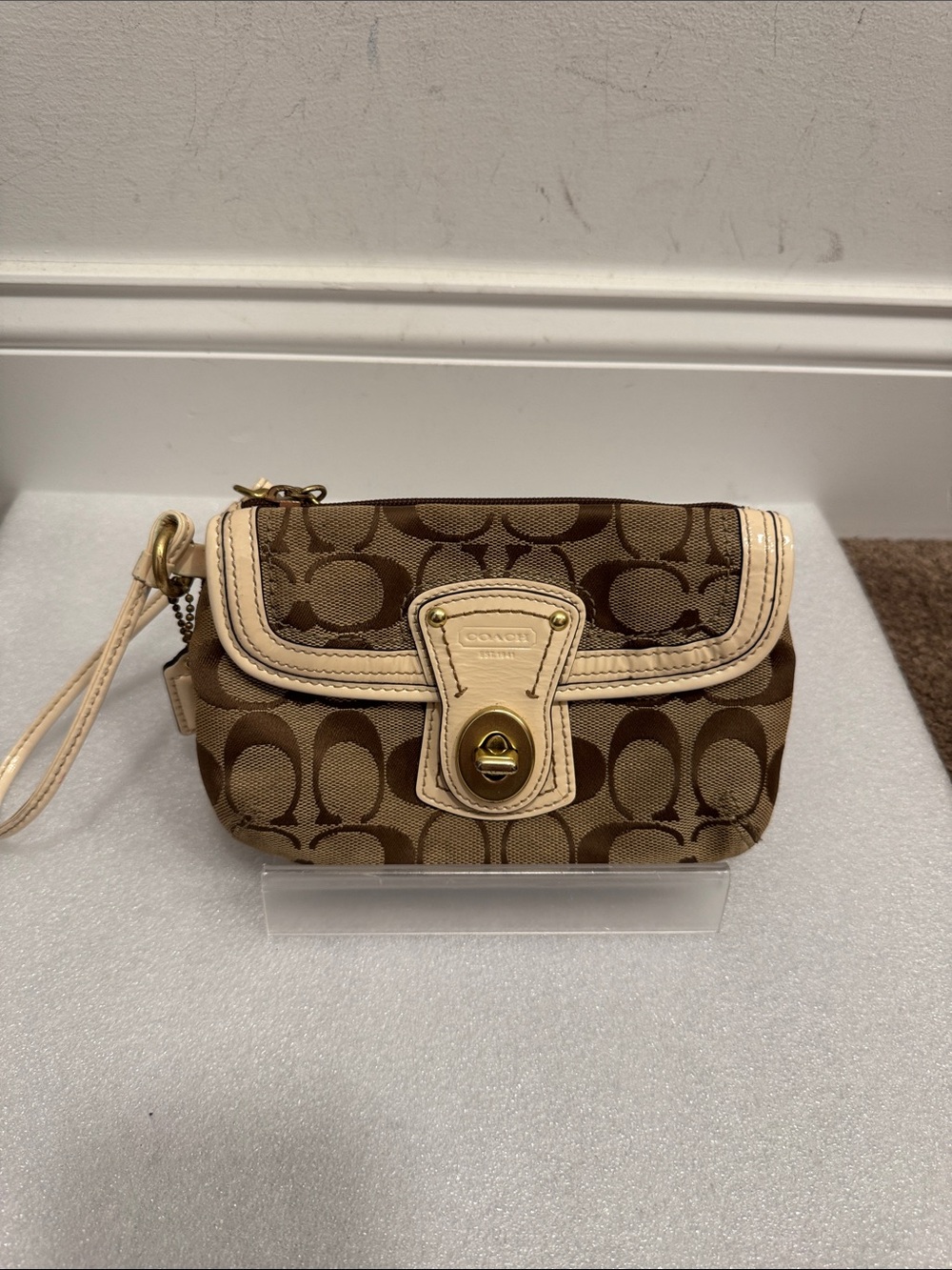 Coach vintage signature logo turnlock wristlet wallet with hangtag